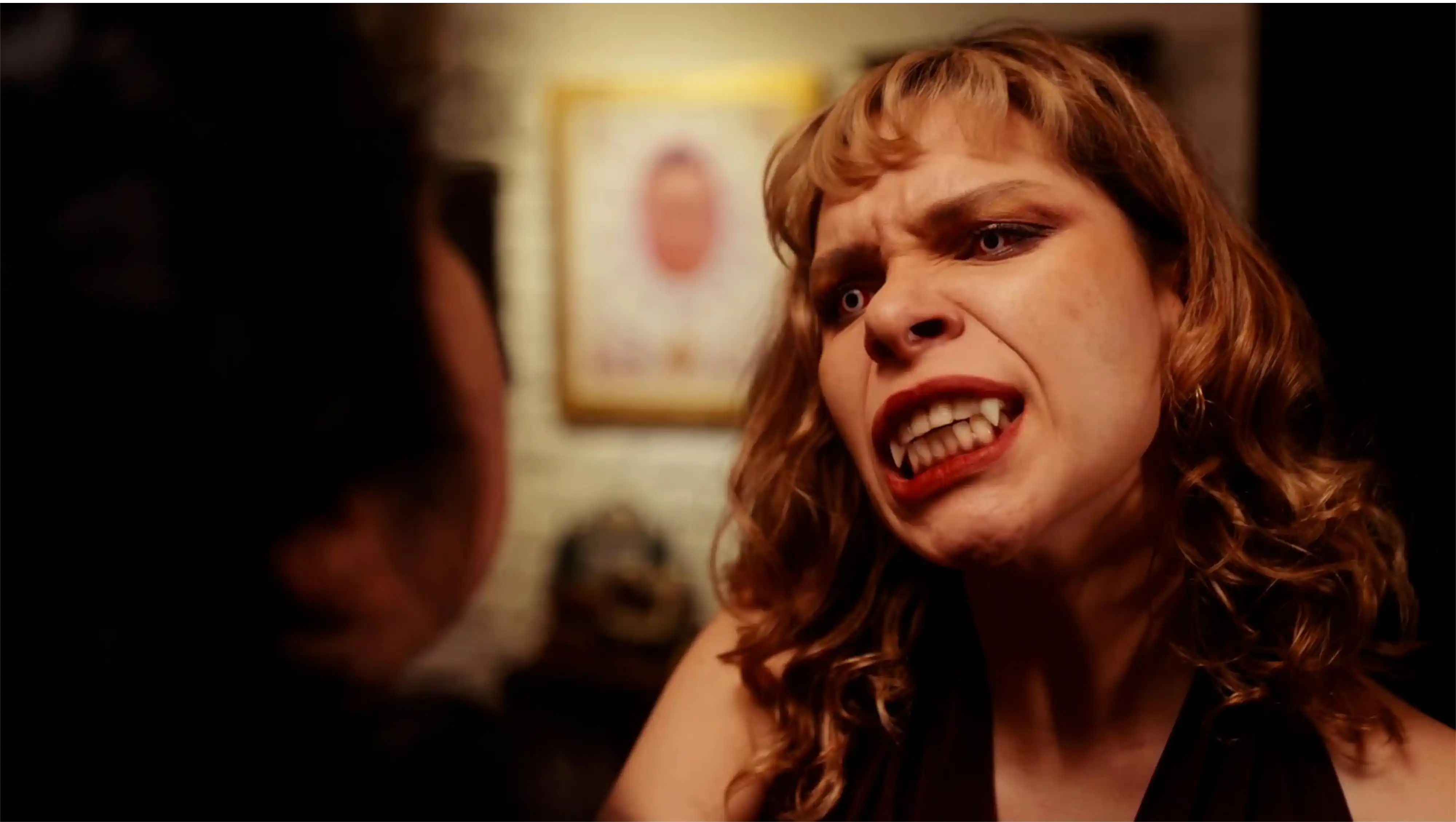 Carmela, nueva vampira, mostrando los colmillos en pleno arrebato.